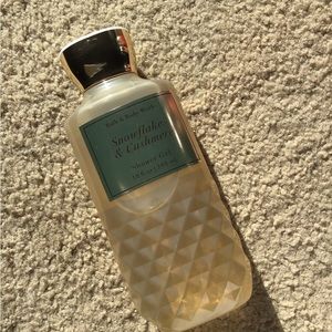 Bath and body works snowflake and cashmere shower gel